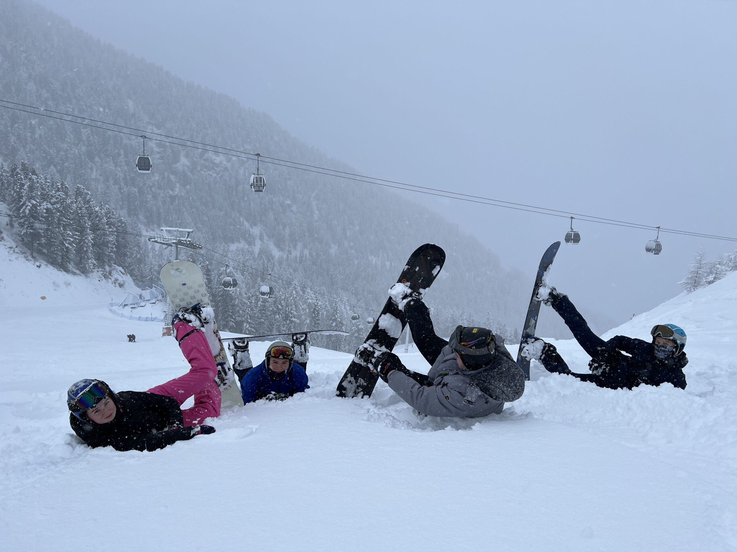 Gruppenbild Snowboarden Neuschnee