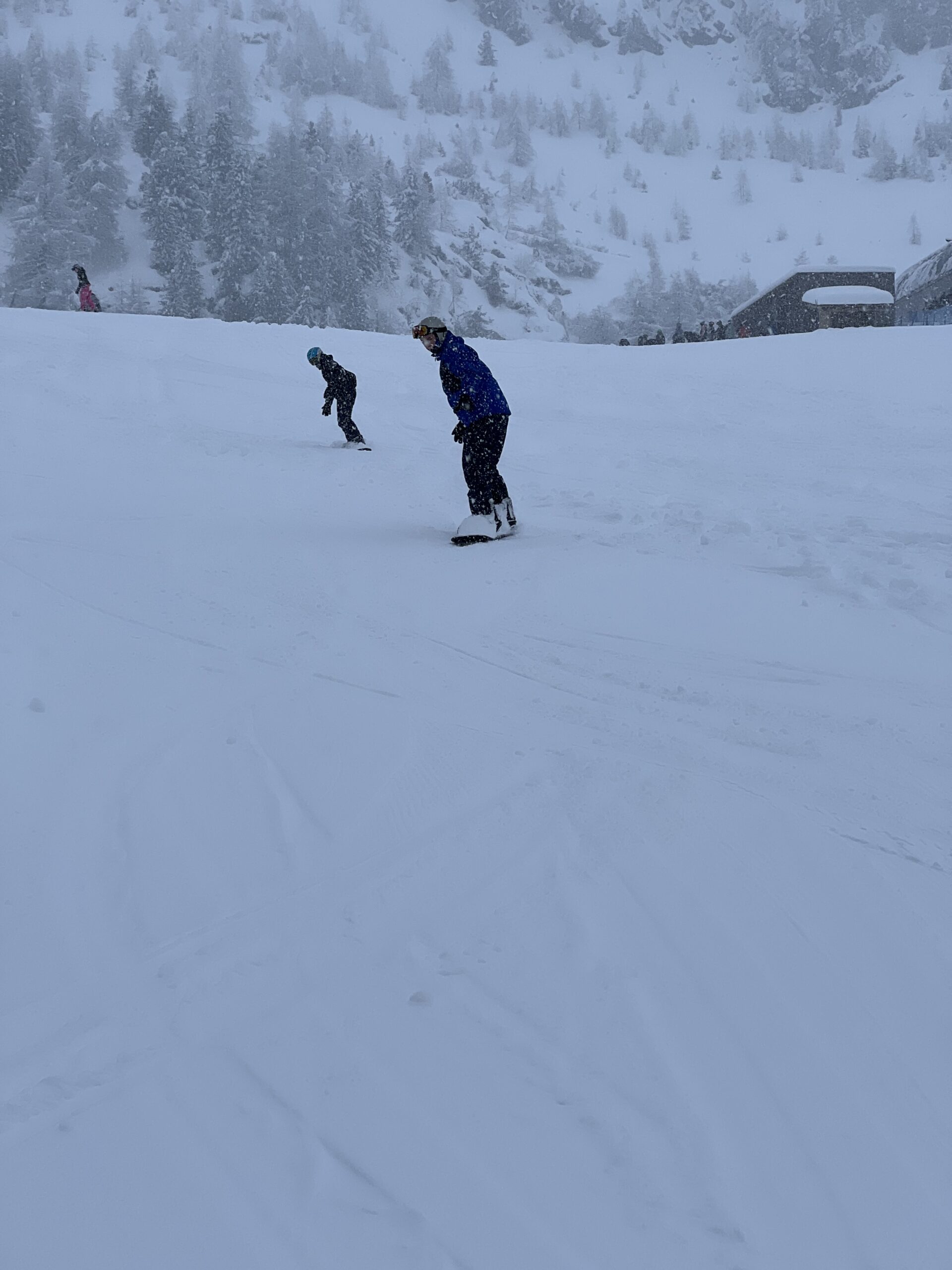 Snowboarden im Neuschnee blaue Piste